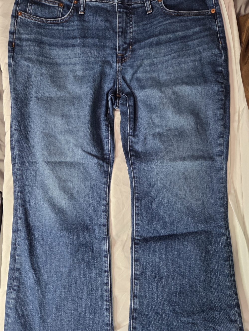 Madewell Women's mid-rise kick out Bootcut Jeans 32 petite raw hem